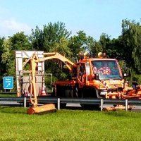 Unimog mit Mähgeräten und Sicherungsanhänger