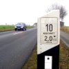 In den Leitpfosten integrierte Stationierungstafel