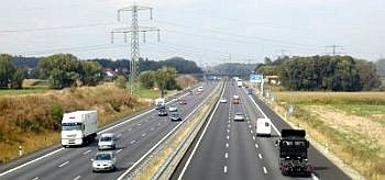 Die sechsstreifig ausgebaute A 7 bei Göttingen