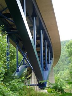 Im Zuge der B 243 überspannt die stählerne Halbbogenkonstruktion des Brückenbauwerks Lau 1 das Odertal im Südharz