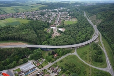 Die neue Odertalbrücke (erkennbar an den blauen Streben) im Zuge der künftigen B 243