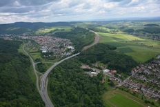 Die Trasse der neuen Ortsumgehung Barbis (B 243) aus der Luft. Vorn ist die neue Anschlussstelle Bad Lauterberg-West zu sehen
