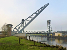 Die neue Klappbrücke über die Hunte im Probebetrieb; im Hintergrund die bisherige Hubbrücke