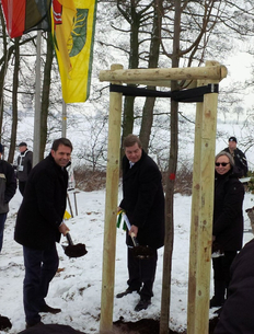 Symbolisch wurde anlässlich des Baubeginns der Umgehung Coppenbrügge/ Marienau (B 1) am 7. Januar 2016 ein Baum gepflanzt