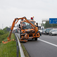 Arbeiten bei fließendem Verkehr, hier das Mähen von Banketten an der A 2, stellen für das Personal des Betriebsdienstes eine große Gefahr dar