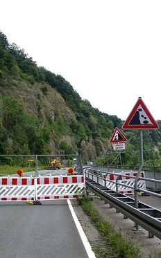 Die Steilböschung an der gesperrten Bundesstraße 83