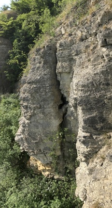 Abgelöster Fels in großer Höhe, Foto vom Mai 2018