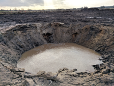 Durch die notwendige Sprengung einer Weltkriegsbombe entstandener Krater