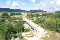 Hinter der Talbrücke zeichnet sich der weitere Trassenverlauf ab; Foto vom August 2021