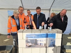 Olaf Lies (Mitte), seinerzeit niedersächsischer Verkehrsminister, legte am 27. April 2023 den Grundstein für den Neubau.