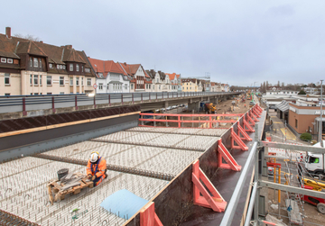 60 Betonfertigteilplatten auf dem Teilbauwerk über die Hildesheimer Straße sind verlegt.