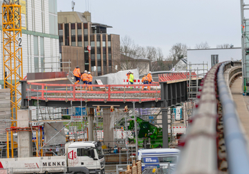 Tragwerk 13 über der Hildesheimer Straße lässt die Kurvenneigung an dieser Stelle der Brücke schon erkennen.