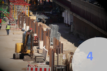 Die Reihe Stahlträger wird mit Holz ausgefacht und trennt die spätere Tunnelbaustelle von der Willmerstraße Nord