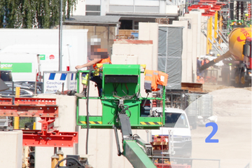 Mitarbeiter bereiten die Betonstützen vor, um die Lager für die Tragwerke zu montieren.