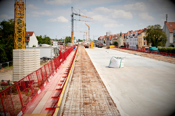 Tausende Schlaufen der Stahlbewehrung ragen aus der Betonplatte heraus und werden mit in die Kappen einbetoniert.