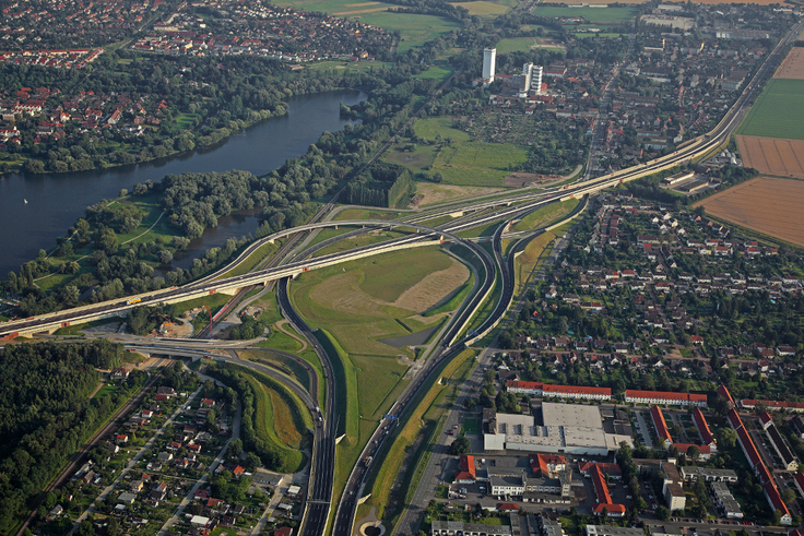 Das neue Autobahndreieck aus Richtung Nordwesten im Juli 2012