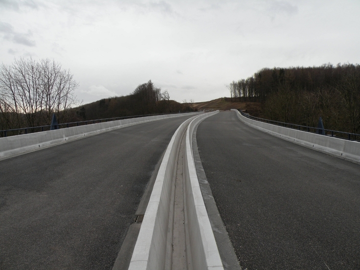 Die Fahrbahnen der B 243 auf der Odertalbrücke vor der Verkehrsfreigabe