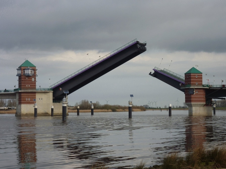 Die Jann-Berghaus-Brücke im Zuge der Bundesstraße 436 bei Leer