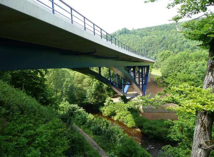Die neue Brücke überspannt das Odertal; Foto vom Juni 2013