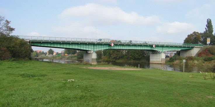 Die Allerstrombrücke im Zuge der B 215 bei Verden