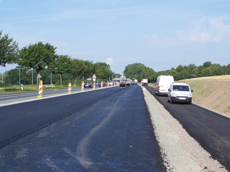 Die Baustelle der B 188 in Richtung Wolfsburg: Hier wird gerade die neue Asphaltbinderschicht auf der Nordseite hergestellt