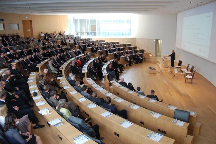 Blick ins Auditorium des Schlosses Herrenhausen während des Festaktes. Am Rednerpult Festredner Dr. Georg Ruppelt