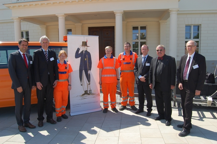 Gruppenbild vor dem Schloss Herrenhausen (Namen von links nach rechts)