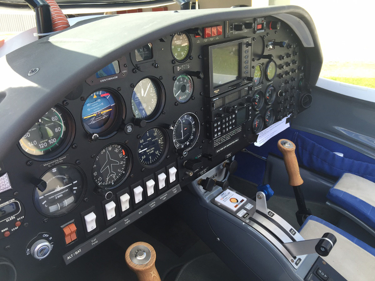 Blick ins Cockpit einer Aquila AT01