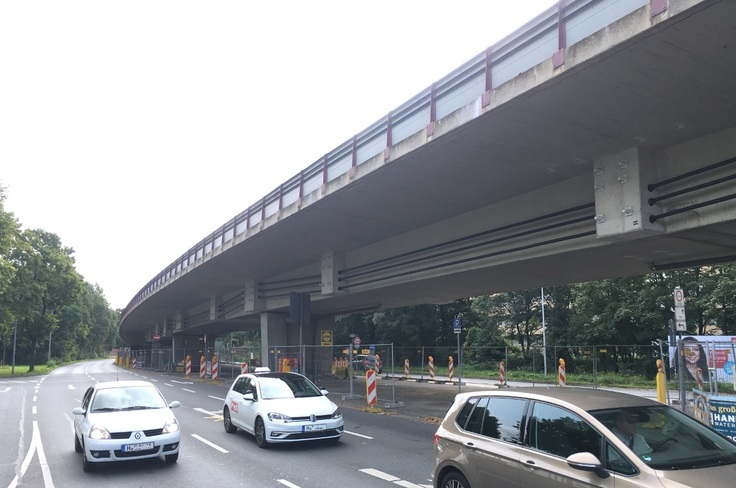 Die verstärkte Brücke (oben) mit Blick auf die Zeißstraße (links), Foto vom 22. August 2017.