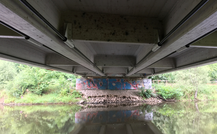 Auf der Unterseite der verstärkten Leinebrücke BW6363 sind die angebrachten externen Spannglieder (schwarz) deutlich zu erkennen, Foto vom 12. Juli 2018.