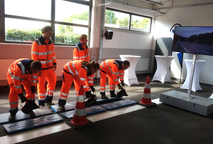 Praktische Übungen mit medialer Unterstützung an der Station "DoppelDenker" des Risiko-Parcours. Es gilt, Arbeit und Verkehr gleichzeitig im Blick zu behalten