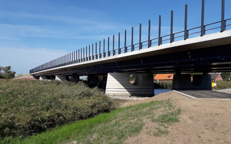 Blick auf die Südseite der Estebrücke aus Richtung Moorender Straße (Unterführung Gemeindestraße), Foto von Oktober 2018.