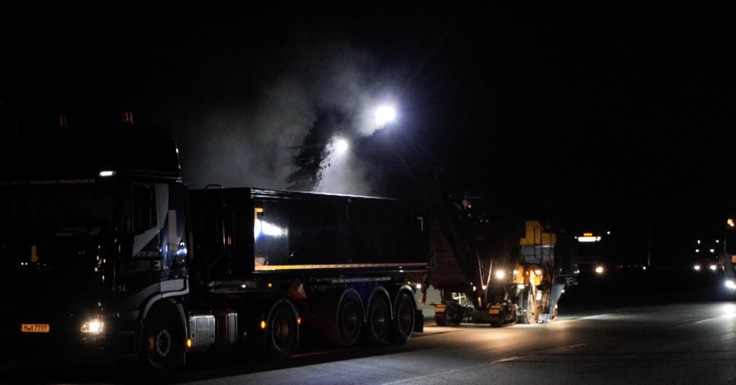 Fräsarbeiten nachts auf der A 2 - "88-Stunden-Baustelle"