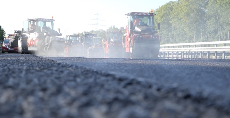 Walzen beim Verdichten auf der A 2 - "88-Stunden-Baustelle"