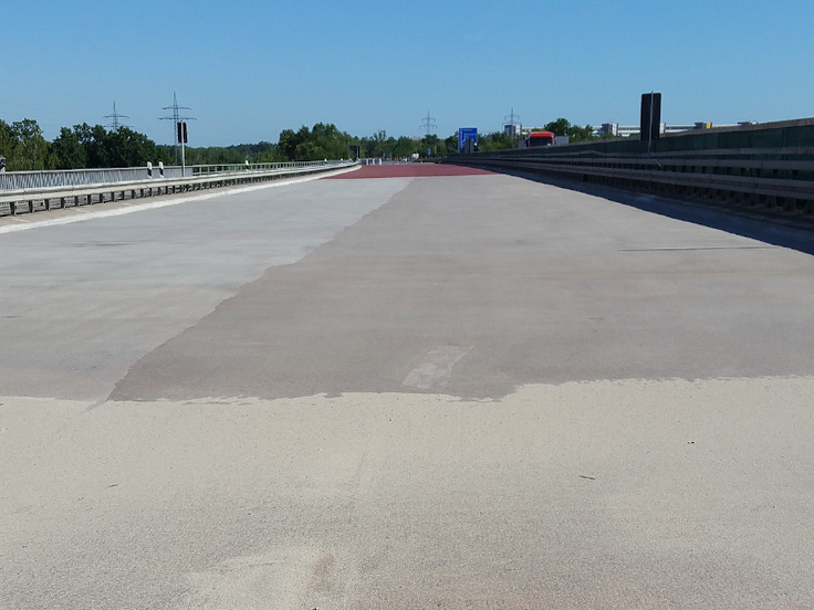 Versiegelung und Abdichtung auf der westlichen Brückenhälfte über den Mittellandkanal (Bauwerk Wo 2); Foto vom 24. Juni 2020
