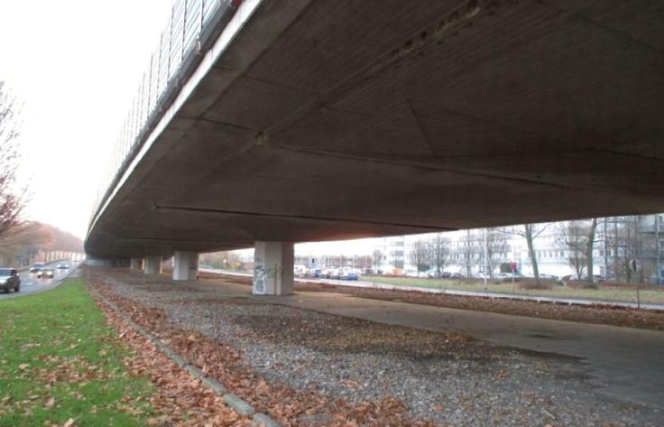 Unteransicht der Brücke mit Blick in Fahrtrichtung Celle