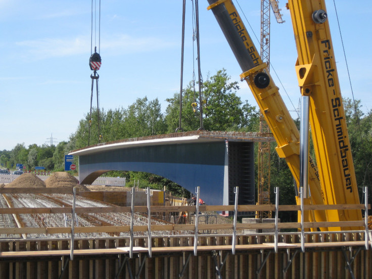 Einbau von Stahlbeton-Verbundträgern für die neue westliche Brückenhälfte; Foto vom 1. August 2020