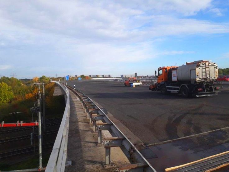 Blick auf die neue Brücke der A 39 über die Heinrich-Nordhoff-Straße, Foto vom 22. Oktober 2020