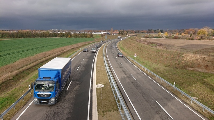 Der Verkehr auf der neuen Ortsumgehung Hemmingen läuft (Foto: 20.11.2020)