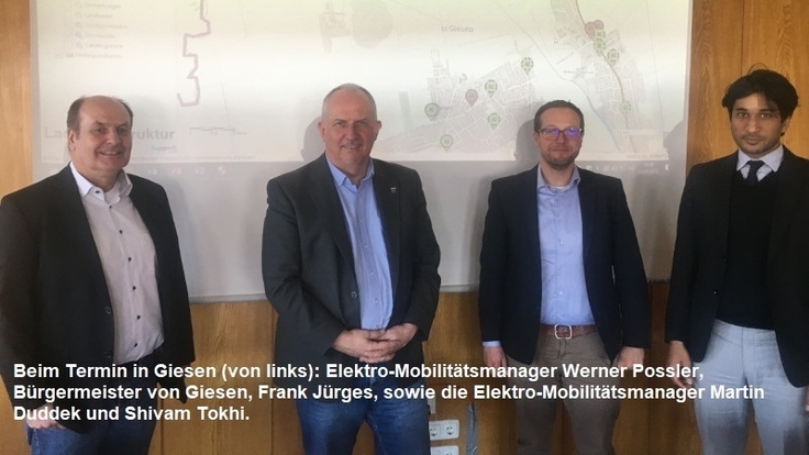 Beim Termin in Giesen (von links): Elektro-Mobilitätsmanager Werner Possler, Bürgermeister von Giesen, Frank Jürges, sowie die Elektro-Mobilitätsmanager Martin Duddek und Shivam Tokhi.
