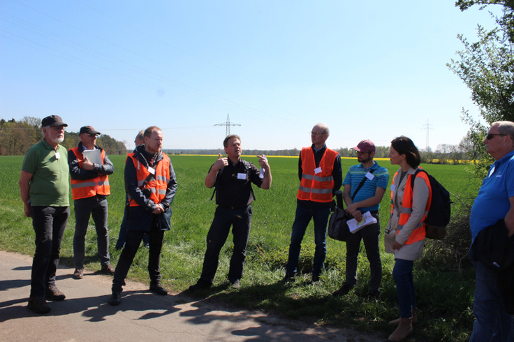 Der Begleitkreis am 23. April 2022 vor Ort im Austausch