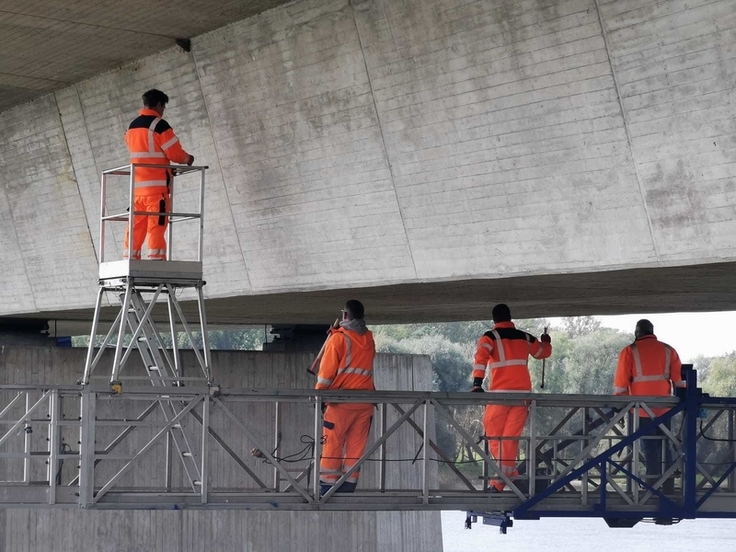 Handnahe Prüfung der Elbbrücke Dömitz