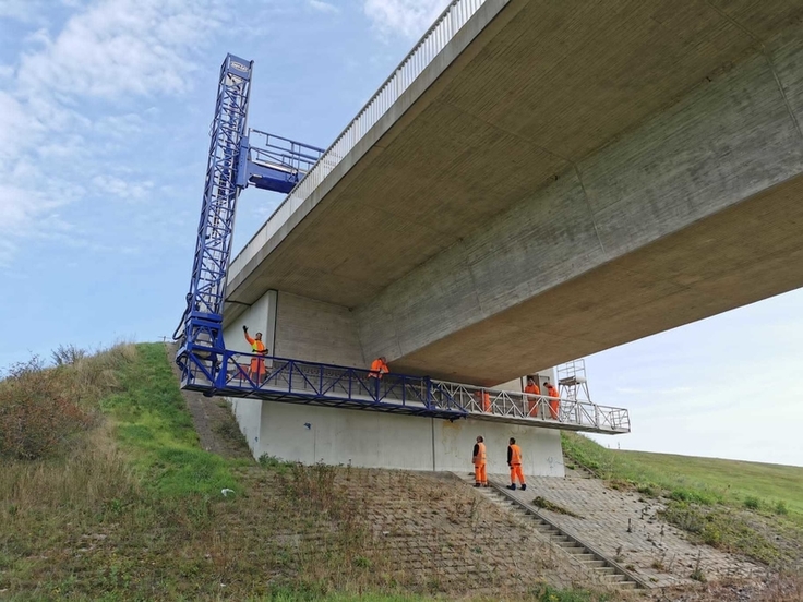 Prüfung der Elbbrücke Dömitz mit Brückenuntersichtsgerät