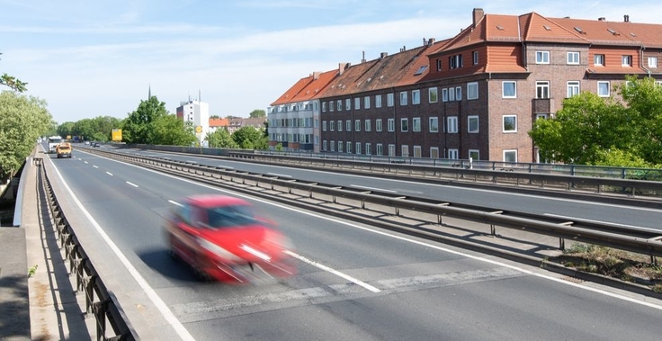 Der Westschnellweg (B 6) im Bereich der Bardowicker Straße