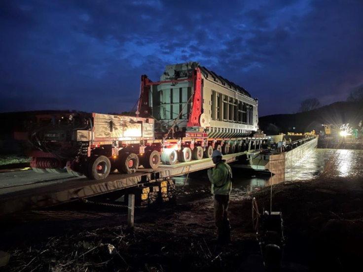 Großraum- und Schwertransport über ein Gewässer