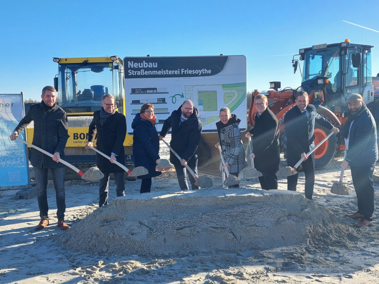 Der erste Spatenstich für den Neubau der Straßenmeisterei Friesoythe fand am 08.02.2023 statt