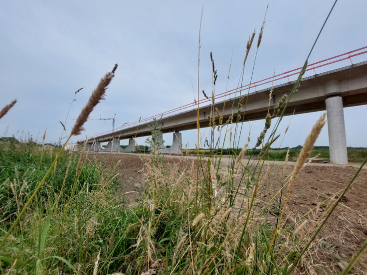 An der Ems entsteht an der L 52 ein neues Brückenbauwerk: die Emsflutmuldenbrücke