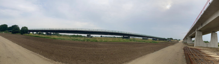 Die neue Emsflutmuldenbrücke (rechts) neben der bisherigen Brücke im Zuge der L 52