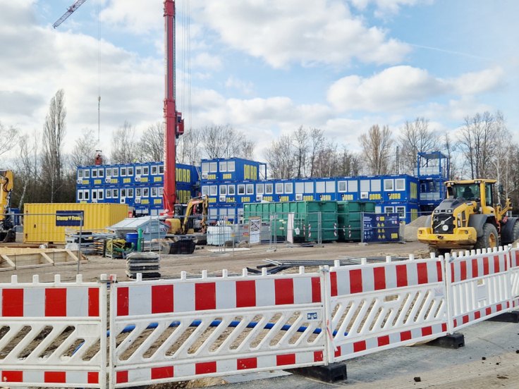 Die Unternehmen der Arge errichten derzeit das Containerdorf auf dem Aspria-Parkplatz an der Schützenallee.