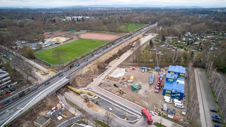 Stück für Stück tragen die Maschinen der Firma Hagedorn derzeit den Straßendamm des Südschnellwegs ab.